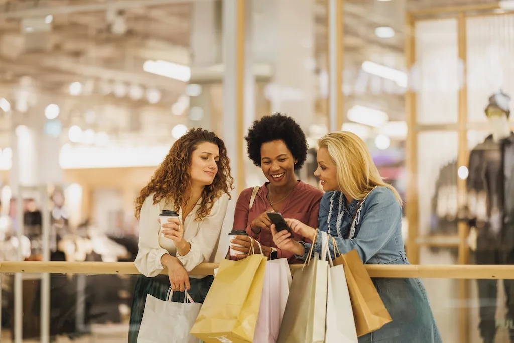 Kunden profitieren von einem Sonderangebot und zeigen ihre Zufriedenheit in einem glücklichen Moment